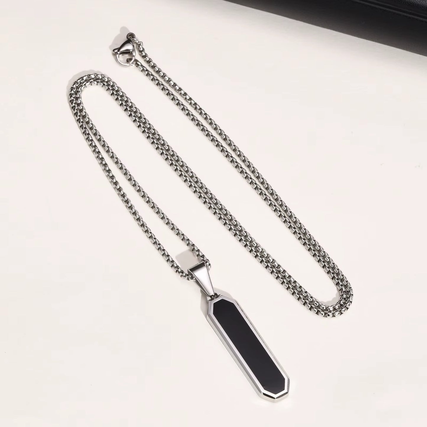 Silver-Plated Simple Pendant Necklace – Effortless Elegance for Every Occasion